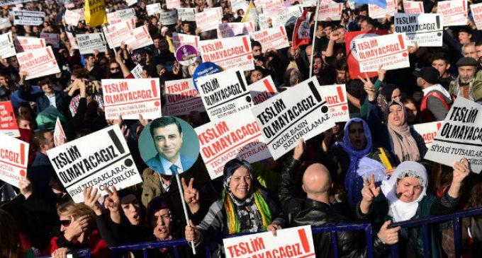 Após governo prender líderes, partido de esquerda é desmontado na Turquia
