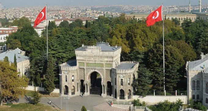 Multidão radical ataca Universidade de Istambul, entoa “Vida longa à nossa luta islâmica”