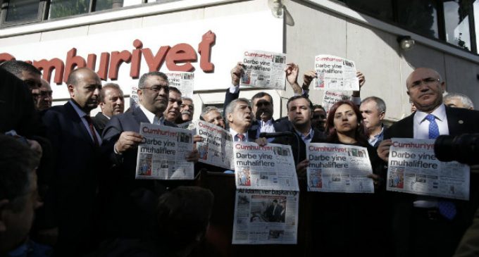 Turquia emite ordem de detenção contra 35 jornalistas acusados de golpismo