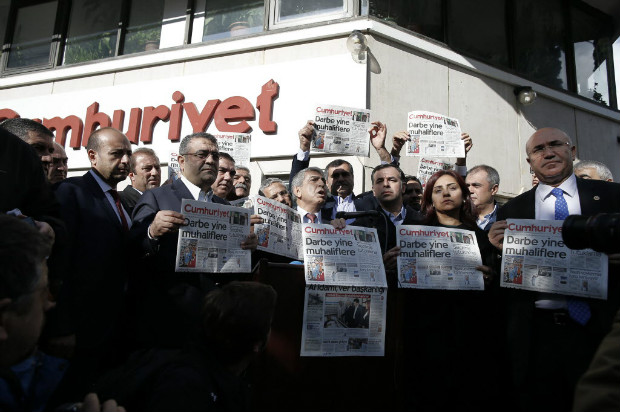 jornalistas estrangeiros turquia jornal cumhuriyet