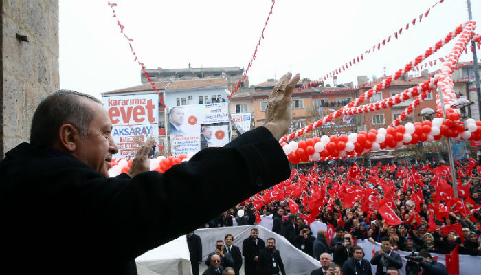 erdogan turquia referendo presidência executiva comício bandeiras partidários pena de morte capital votação