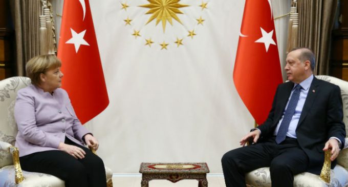 Merkel exorta Erdogan a defender a liberdade de opinião e imprensa