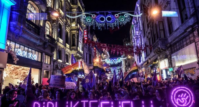 Marcha realizada em Istambul para marcar o Dia Internacional das Mulheres