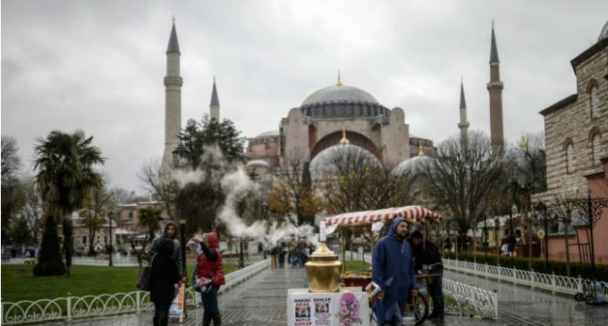 Santa Sofia ( Hagia Sophia ) deve ser aberta para a oração muçulmana pelo AKP