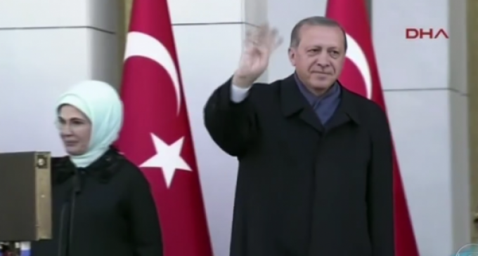 Presidente da Turquia ganha mais poderes e preocupa Europa