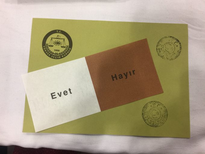 voto envelope referendo constitucional turco democracia