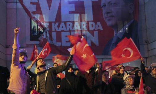 Equipe observadora diz ter sido retida em referendo na Turquia