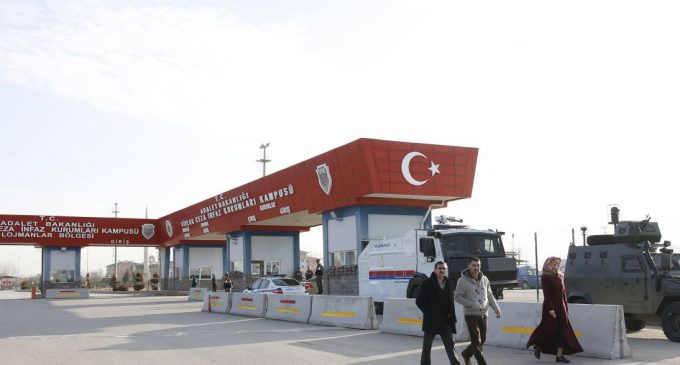 Anistia Internacional acusa Turquia de ”demissões arbitrárias”
