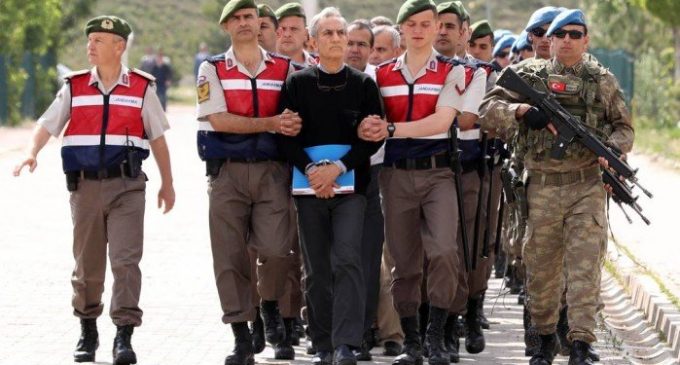 Turquia começa a julgar 221 supostos líderes de golpe fracassado