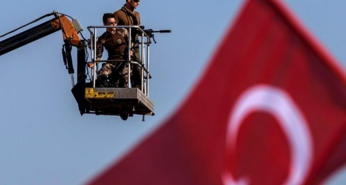 Mais de 4 mil juízes e promotores foram demitidos na Turquia após tentativa de golpe