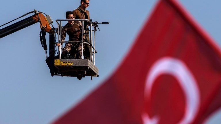 turquia juízes promotores demitidos tentativa golpe bandeira atirador