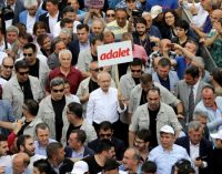 Oposição vai às ruas para pedir justiça na Turquia