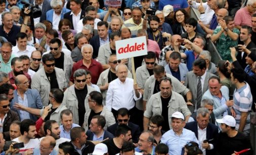Oposição vai às ruas para pedir justiça na Turquia