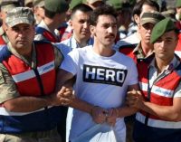 Na Turquia, pessoas são detidas por causa de camiseta com a palavra ‘herói’