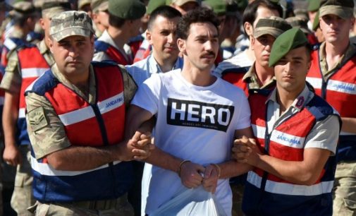 Na Turquia, pessoas são detidas por causa de camiseta com a palavra ‘herói’