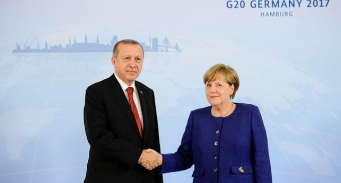 Merkel e Erdogan debatem relações bilaterais