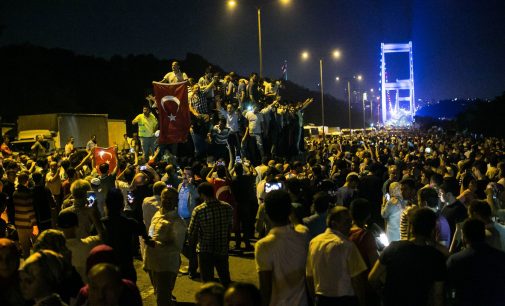 Mistérios, e uma repressão, persistem um ano após a tentativa fracassada de golpe na Turquia