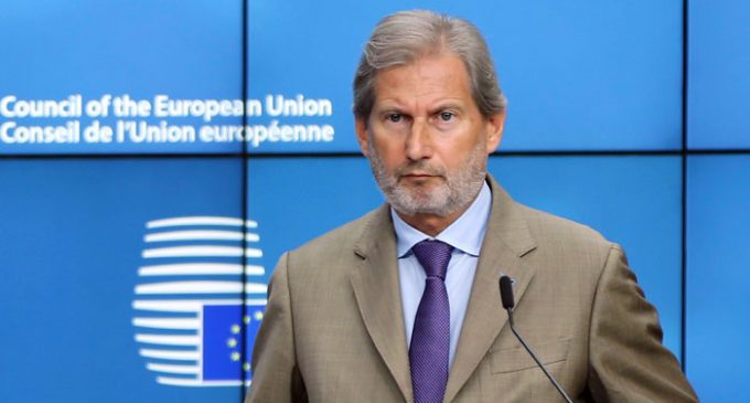 Comissário da União Europeia diz que a Turquia está se distanciando dos valores europeus