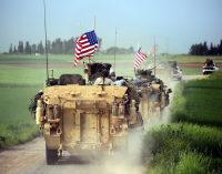 Agência de notícias russa: EUA enviam 60 caminhões de equipamentos militares para Forças Sírias