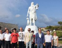 Membros da Fundação Erbakan exigem a remoção da estátua do filósofo Diógenes em Sinop