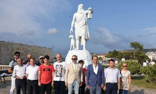 Membros da Fundação Erbakan exigem a remoção da estátua do filósofo Diógenes em Sinop