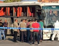 10 feridos em explosão de bomba em İzmir dirigida a ônibus de prisão
