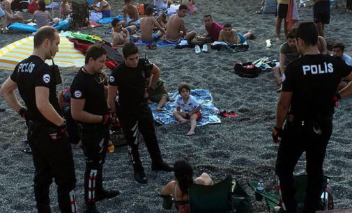 2 mulheres detidas brevemente por beberem cerveja em uma praia turca