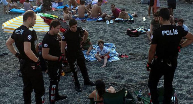 2 mulheres detidas brevemente por beberem cerveja em uma praia turca
