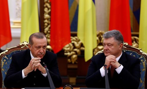 Poroshenko batendo na mesa não consegue manter Erdoğan acordado em coletiva de imprensa