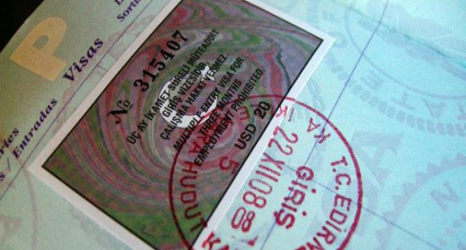 Turquia pede que EUA retomem emissão de vistos; moeda e ações turcas recuam