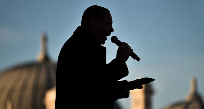 Erdogan exorta as pessoas a não demonstrarem misericórdia ao Movimento Gulen