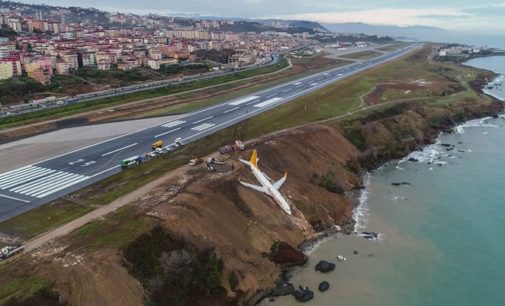 Avião derrapa para fora da pista em Trabzon e mergulha pelo penhasco até a margem do mar