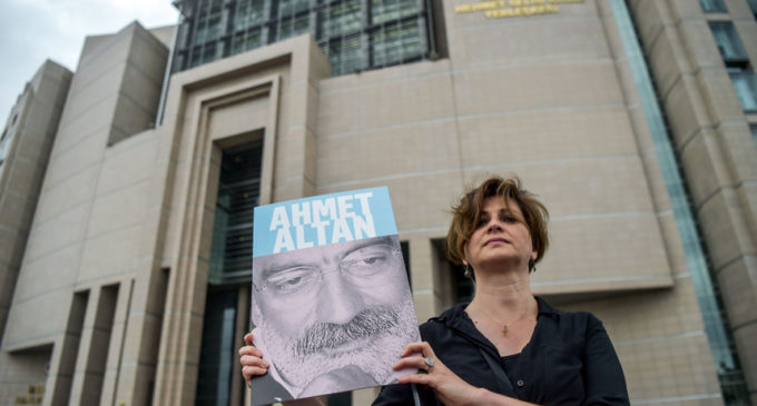 Seis jornalistas turcos condenados a prisão perpétua