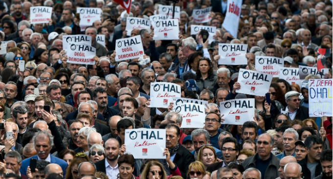 Milhares de partidários do CHP realizam protesto em Taksim contra o estado de emergência – OHAL