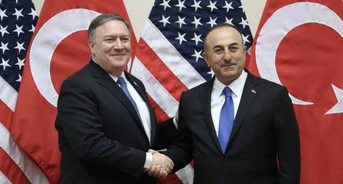Pompeo e Cavusoglu se reúnem para discutirem a Síria e as questões bilaterais entre Turquia e EUA