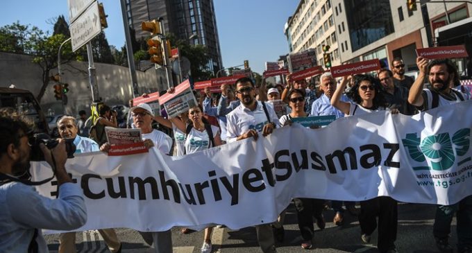 Jornalistas do Cumhuriyet recebem sentenças sob acusações de terrorismo