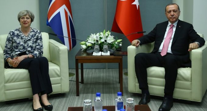 HRW exorta May a falar claramente sobre direitos humanos durante visita de Erdogan