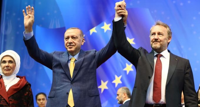 Izetbegovic diz que Deus enviou Erdogan à Turquia com um missão especial