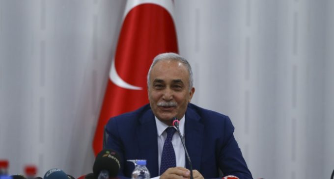 Ministro da agricultura da Turquia dá tapa em jornalista por causa de pergunta