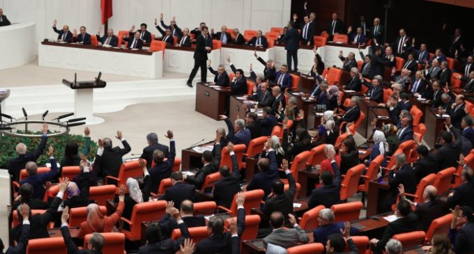 Rostos novos no parlamento turco refletem um cenário político em mudança