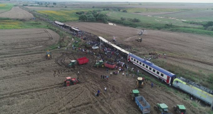 Número de mortos em descarrilamento de trem no noroeste da Turquia sobe para 24