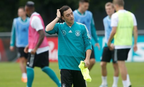 Ozil, jogador de futebol alemão, deixa seleção citando discriminação