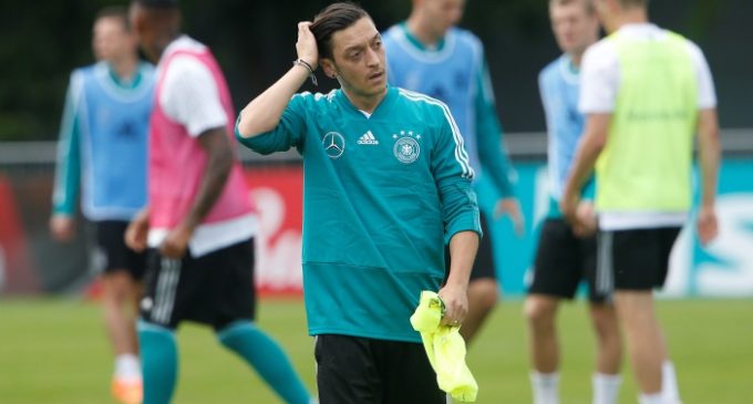 Ozil, jogador de futebol alemão, deixa seleção citando discriminação