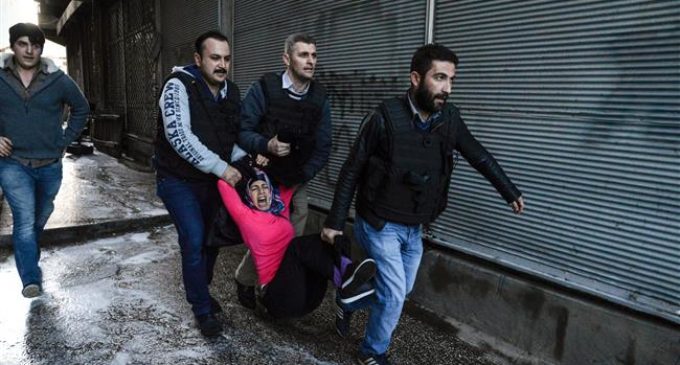 Conforme violações dos direitos humanos na Turquia aumentam, denúncias na mídia diminuem