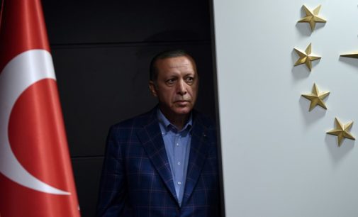 Funcionários da previdência condenados à prisão por olharem os registros de Erdoğan