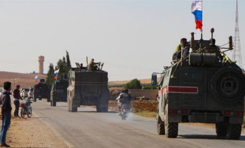 Rússia envia 300 militares e 20 veículos blindados para a fronteira turco-síria