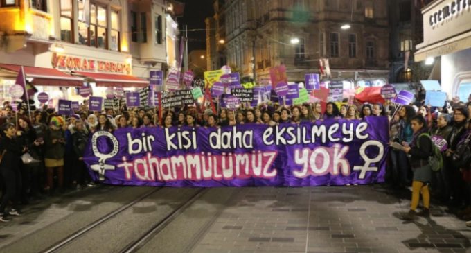 Manifestação de mulheres em Istambul dispersada com violência