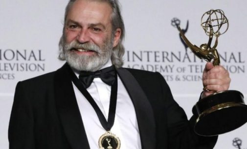 Ator turco Haluk Bilginer vence prêmio no Emmy