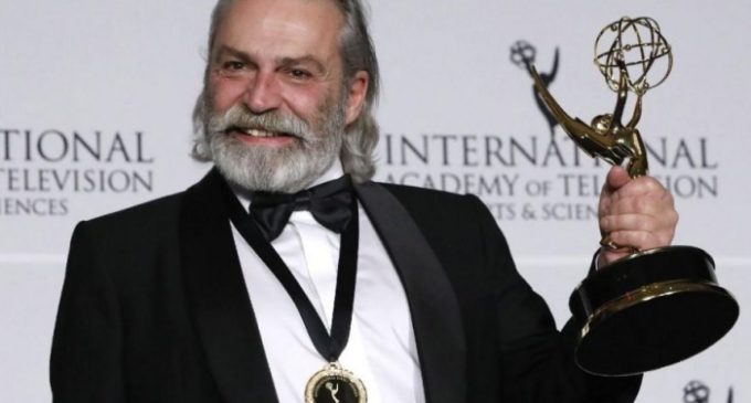 Ator turco Haluk Bilginer vence prêmio no Emmy