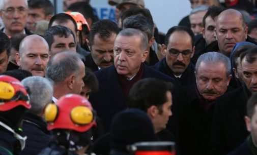 Vítima do terremoto deixada esperando sob escombros para foto com Erdoğan